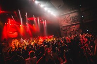 「MUCC 25th Anniversary TOUR『Timeless』～志恩・球体～」茨城・水戸市民会館グロービスホール公演の様子。（撮影：冨田味我）