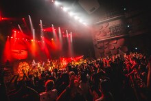 「MUCC 25th Anniversary TOUR『Timeless』～志恩・球体～」茨城・水戸市民会館グロービスホール公演の様子。（撮影：冨田味我）