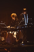 ミヤ(G)と吉田トオル(Key)。(撮影:冨田味我)