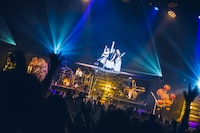 「MUCC 25th Anniversary TOUR『Timeless』～志恩・球体～」茨城・水戸市民会館グロービスホール公演の様子。（撮影：冨田味我）