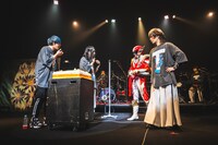 ケーキを囲むMUCCとイバライガー。（撮影：冨田味我）