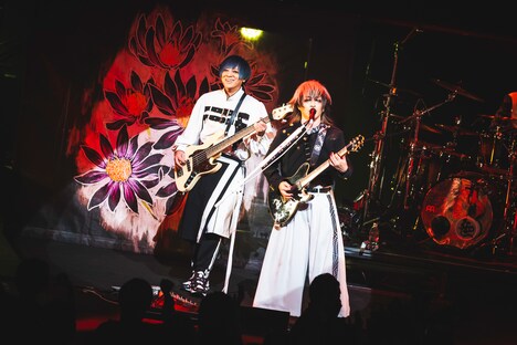 YUKKE(B)とミヤ(G)。 (撮影:冨田味我)