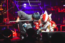 しゃがむYUKKE（B）とイバライガー。（撮影：冨田味我）