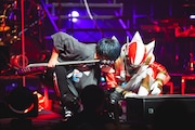 しゃがむYUKKE(B)とイバライガー。(撮影:冨田味我)