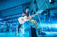 人気画像10位は「男闘呼組が35年ぶりの日比谷野音でラストライブ、トリプルアンコールで成田昭次は感極まって涙止まらず」より、成田昭次。 (c)AKI SANTIN