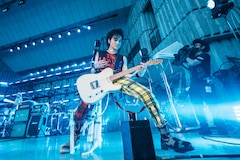 男闘呼組が35年ぶりの日比谷野音でラストライブ、トリプルアンコールで  