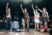 シャンパンで乾杯する男闘呼組。 (c)AKI SANTIN