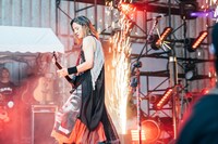 人気画像7位は「男闘呼組が35年ぶりの日比谷野音でラストライブ、トリプルアンコールで成田昭次は感極まって涙止まらず」より、岡本健一。 (c)AKI SANTIN