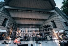 1曲目「ジャニーズ A GO GO」を演奏する男闘呼組。 (c)AKI SANTIN