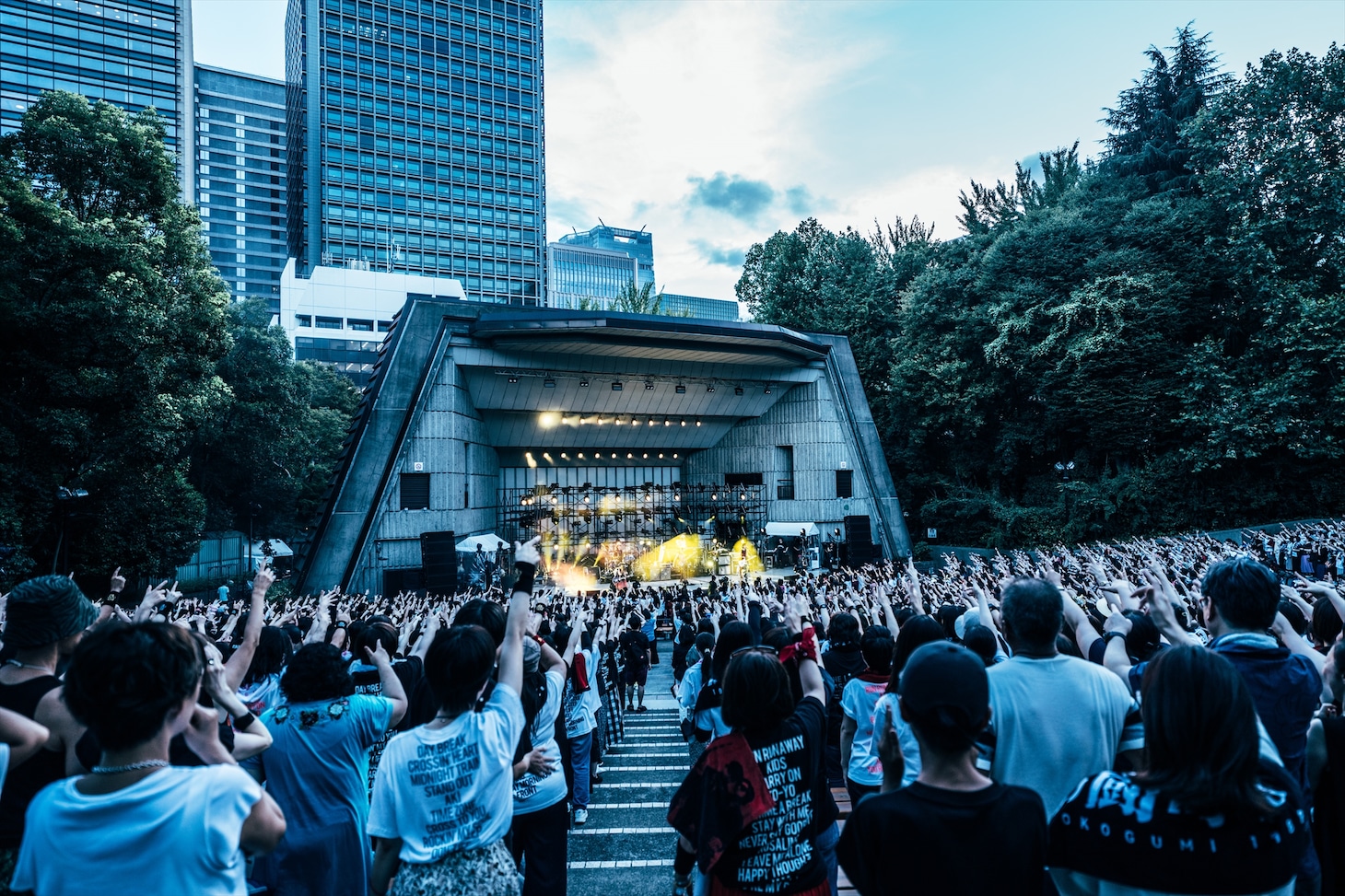人気画像2位は「男闘呼組が35年ぶりの日比谷野音でラストライブ、トリプルアンコールで成田昭次は感極まって涙止まらず」より、「祝・日比谷野音 100周年 男闘呼組 2023 THE LAST LIVE -ENCORE- 2023」の様子。 (c)AKI SANTIN