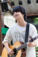 「ゆくえ」リリースイベントに出演する田中雅功（さくらしめじ）。