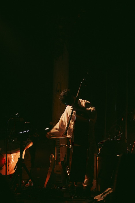 コントラバスを弾く角田隆太（B）。（撮影：稲垣謙一）