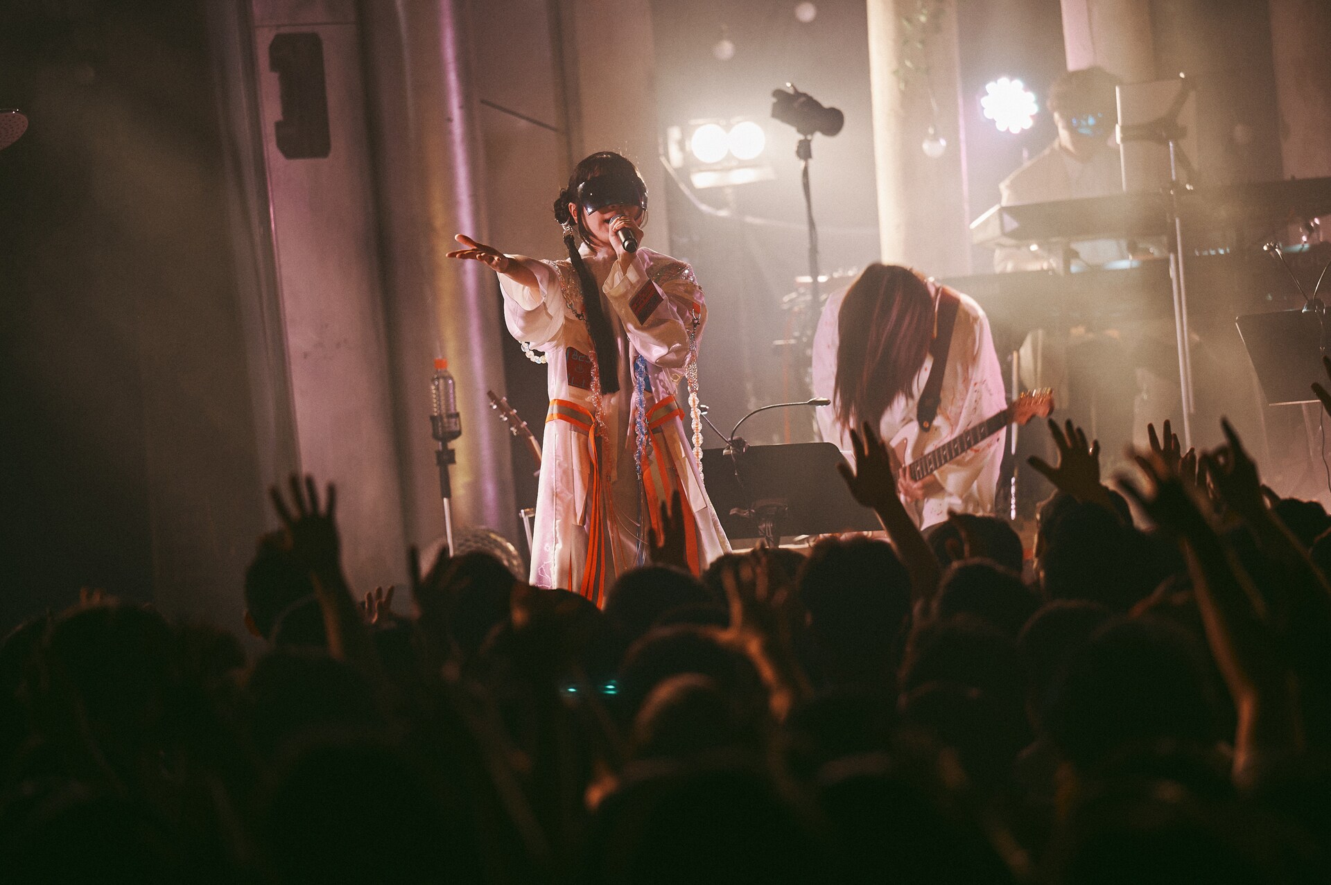 長瀬有花、初の有観客ライブでバンドサウンド響かせる「他の人と