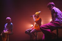 左からREI、EIKU、TETTA。（写真は大阪公演）