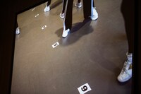 スクリーンに投影されたスライドショー。