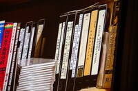 スクリーンに投影されたスライドショー。