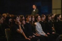 「夏まゆみ 魂に出会う会（お別れ会）」の参加者。