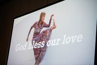 スクリーンに投影されたスライドショー。