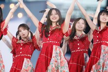 井上和（中央） (c)乃木坂46LLC