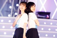 左から久保史緒里、山下美月。 (c)乃木坂46LLC