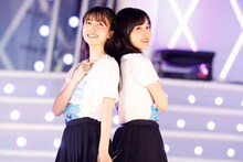 左から久保史緒里、山下美月。 (c)乃木坂46LLC