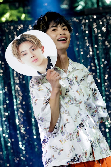 EIKUのうちわを手にするNAOYA。