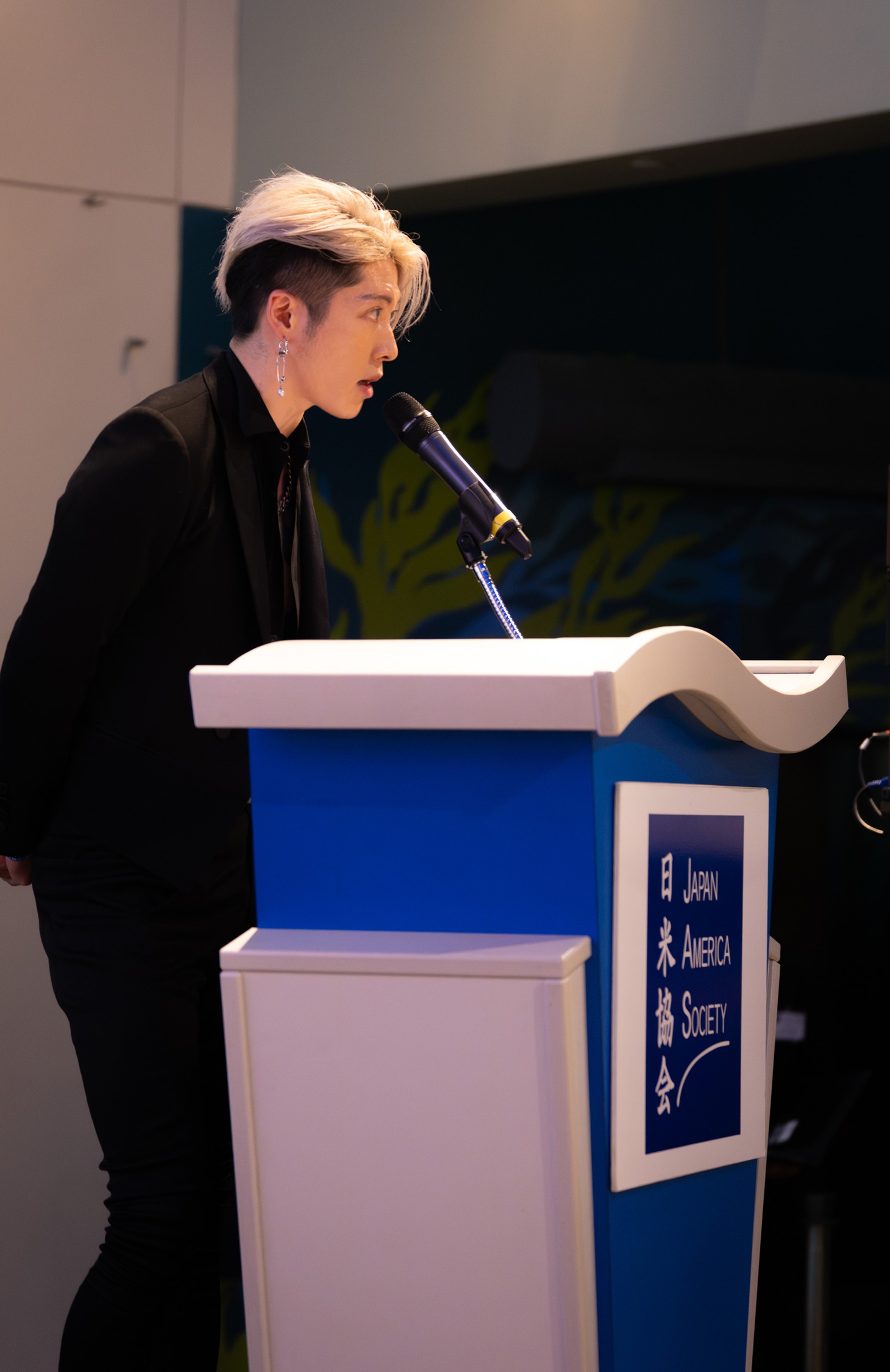 英語でスピーチをするMIYAVI。