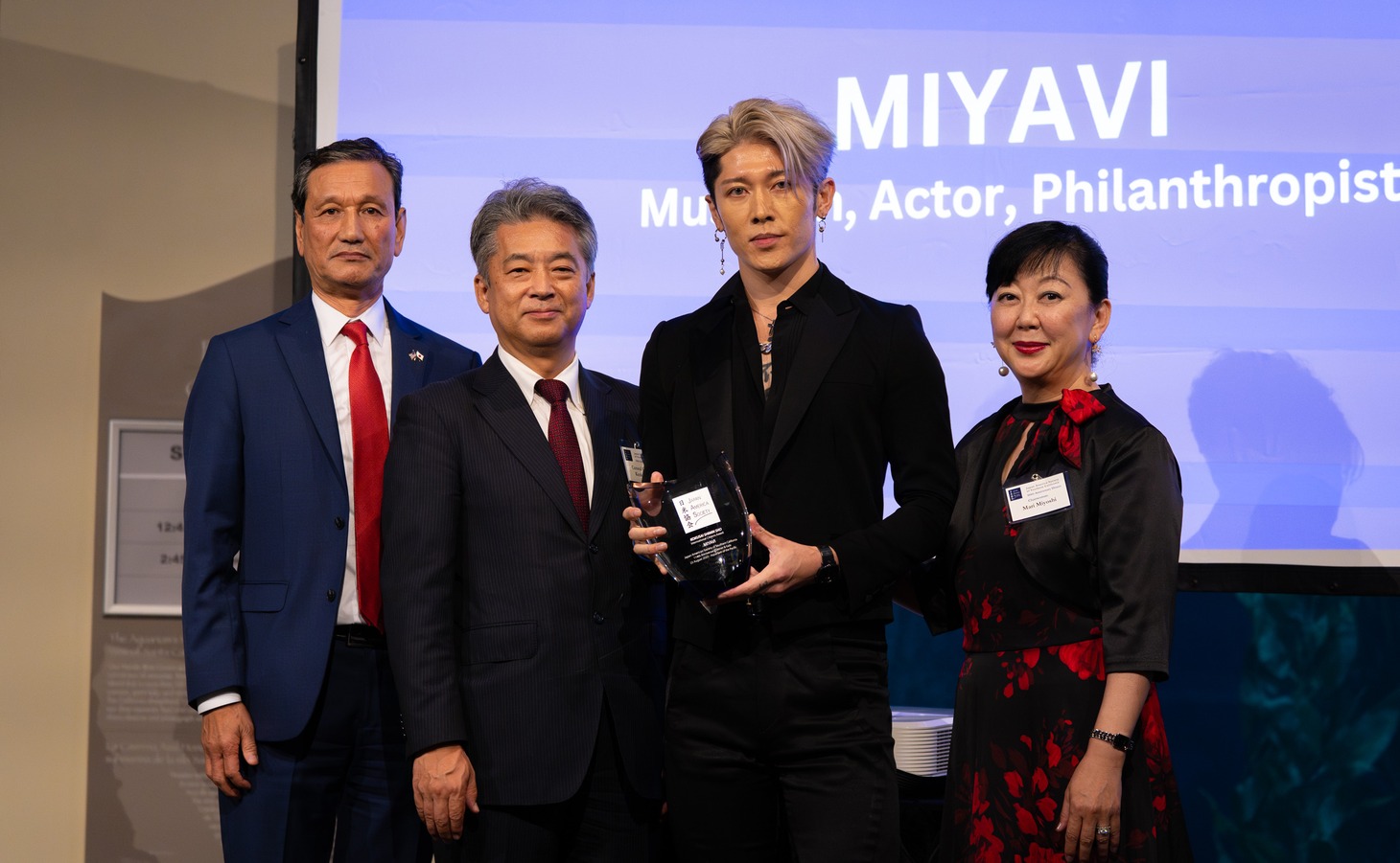 「南カリフォルニア日米協会GALAパーティ」にて国際市民賞を受賞したMIYAVI。