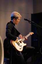 ギターをかき鳴らすMIYAVI。