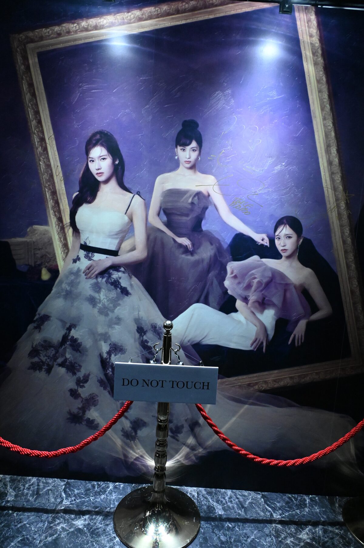 展示されているMISAMOのサイン入り写真。写真の前には「DO NOT TOUCH 