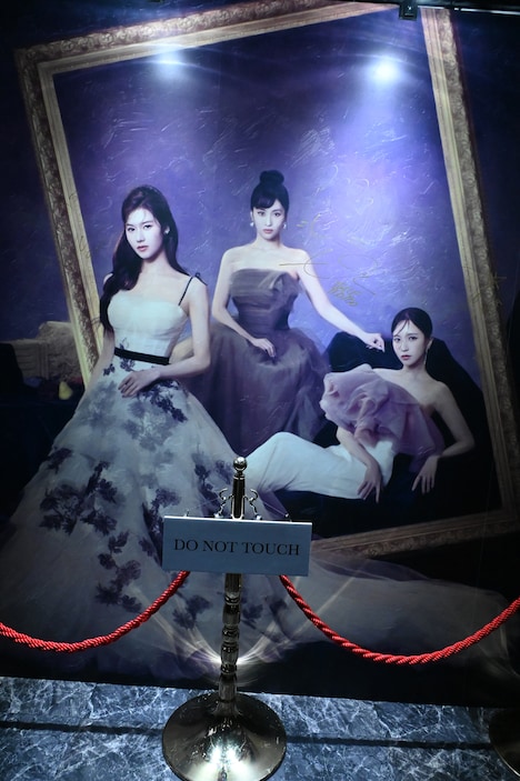 展示されているMISAMOのサイン入り写真。写真の前には「DO NOT TOUCH」の注意書きが。