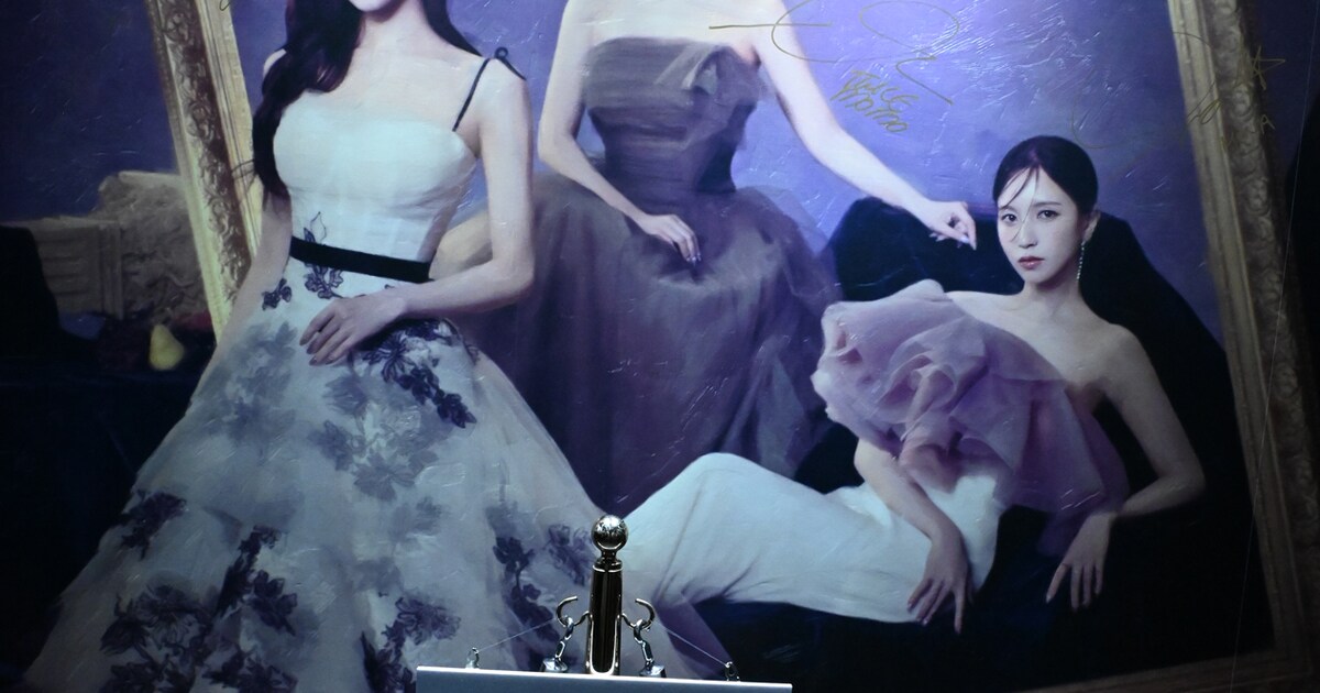 展示されているMISAMOのサイン入り写真。写真の前には「DO NOT TOUCH 