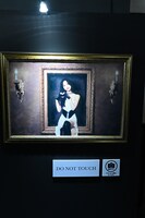 「MISAMO Gallery 『Masterpiece』」館内のフォト展示。写真の前には「DO NOT TOUCH」の注意書き。