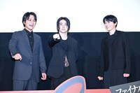 記者からのガッツポーズのリクエストに「こっちのほうがいいかな？」とサービス精神を見せる村上虹郎と笑う北村匠海（DISH//）、吉沢亮。