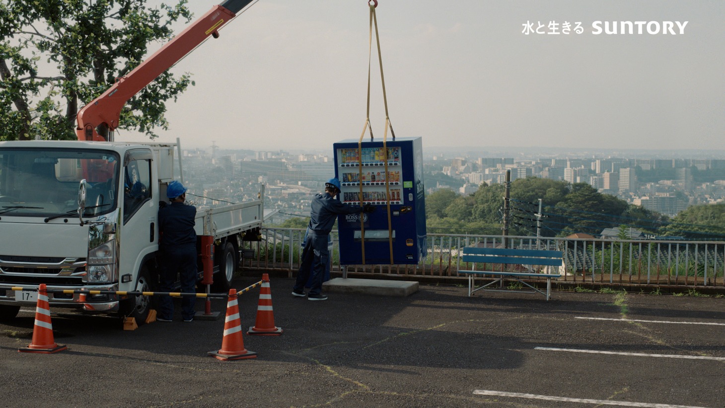 サントリーコーヒー「BOSS」の新CM「いつもの自販機」編より。