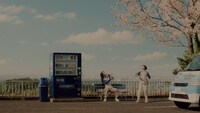 サントリーコーヒー「BOSS」の新CM「いつもの自販機」編より。