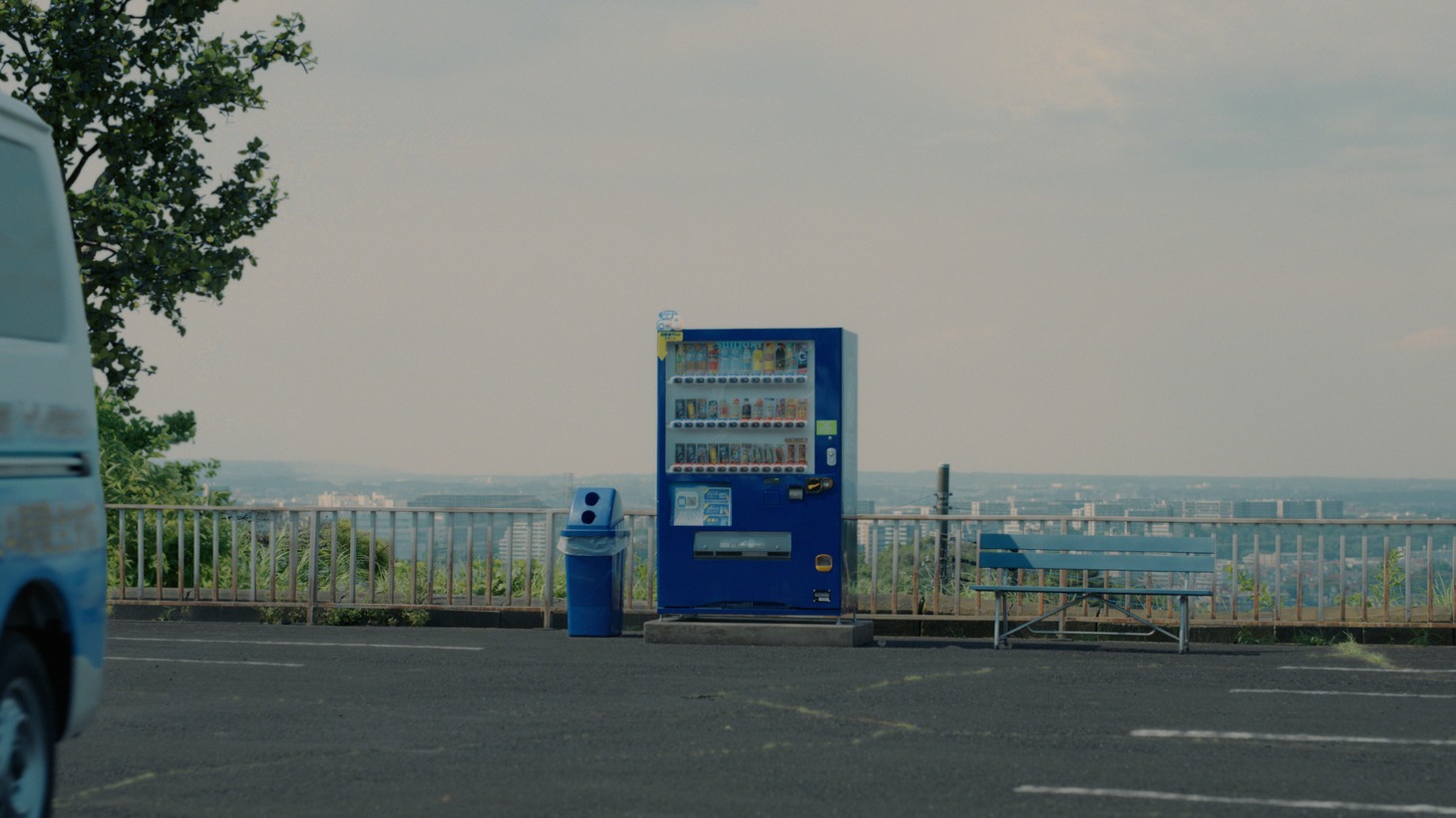サントリーコーヒー「BOSS」の新CM「いつもの自販機」編より。