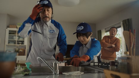 サントリーコーヒー「BOSS」の新CM「いつもの自販機」編より。