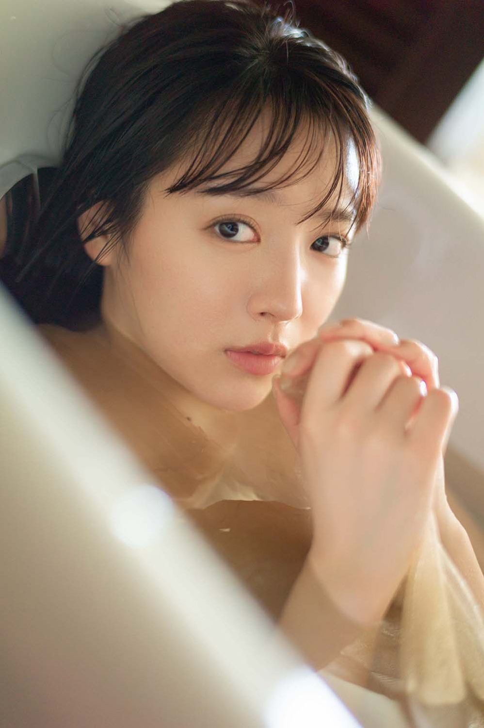 中山莉子がもっともこだわった浴槽でのカット。(c)KADOKAWA（撮影：細居幸次郎）