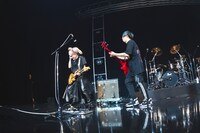 柩（G / NIGHTMARE）とYUKKE（B / MUCC）。（撮影：冨田味我）