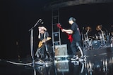 柩(G / NIGHTMARE)とYUKKE(B / MUCC)。(撮影:冨田味我)