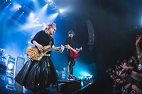 柩（G / NIGHTMARE）とYUKKE（B / MUCC）。（撮影：冨田味我）