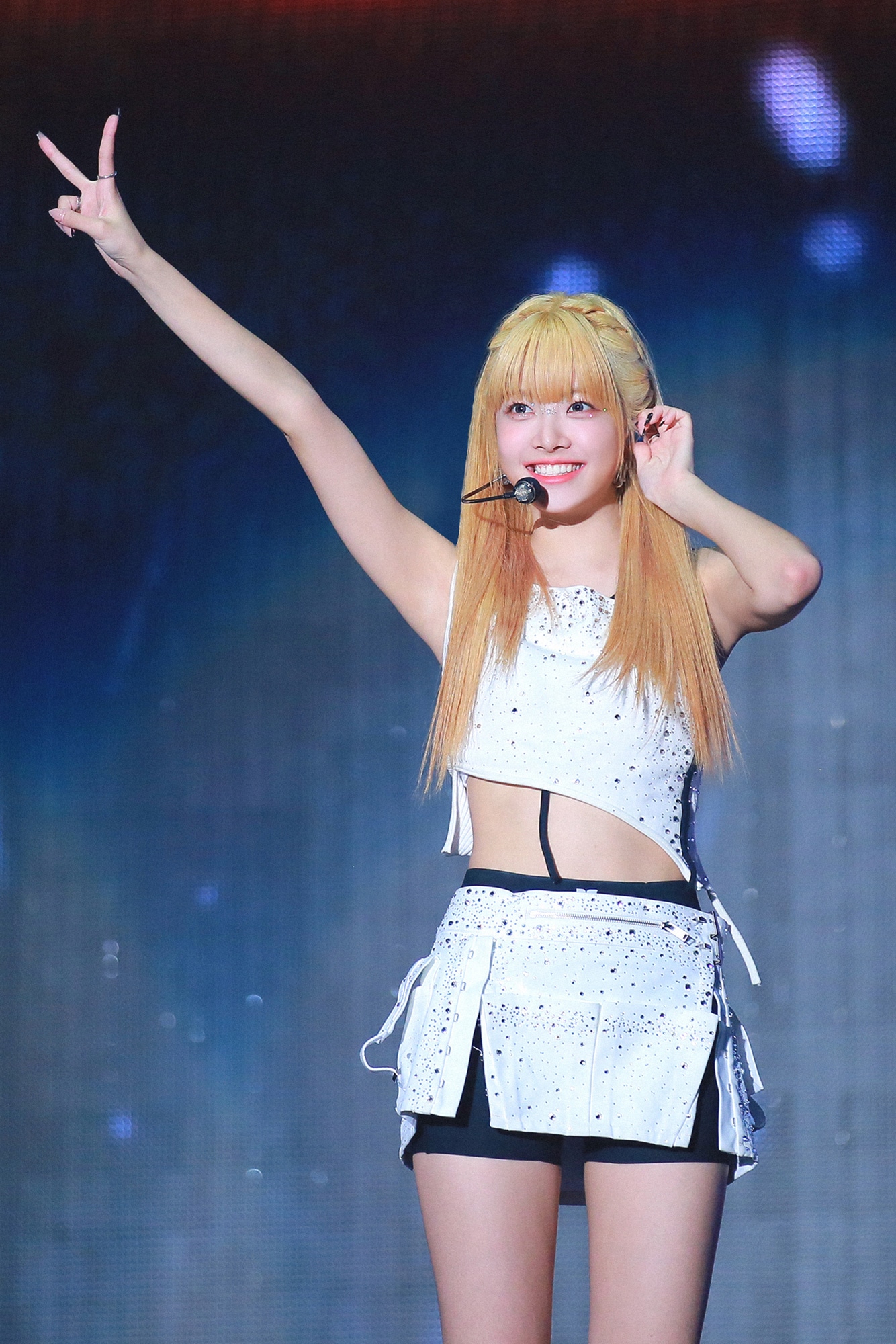 「日本語も準備しました！」とピースしていたHONG EUNCHAE (P)&(C) SOURCE MUSIC