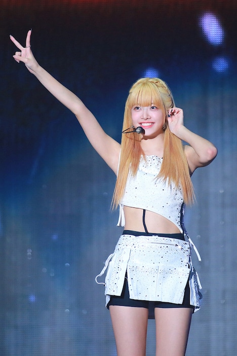 「日本語も準備しました！」とピースしていたHONG EUNCHAE (P)&(C) SOURCE MUSIC