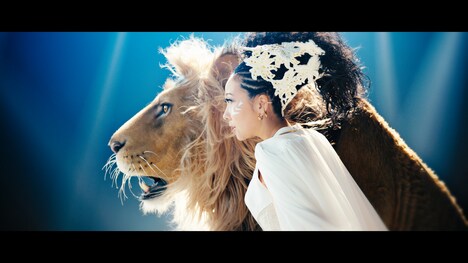 MISIA & Rockon Social Club「傷だらけの王者」ミュージックビデオより。