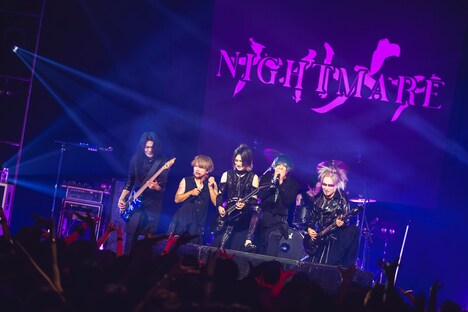 NIGHTMAREとYUKKEのコラボパフォーマンスの様子。(撮影:冨田味我)