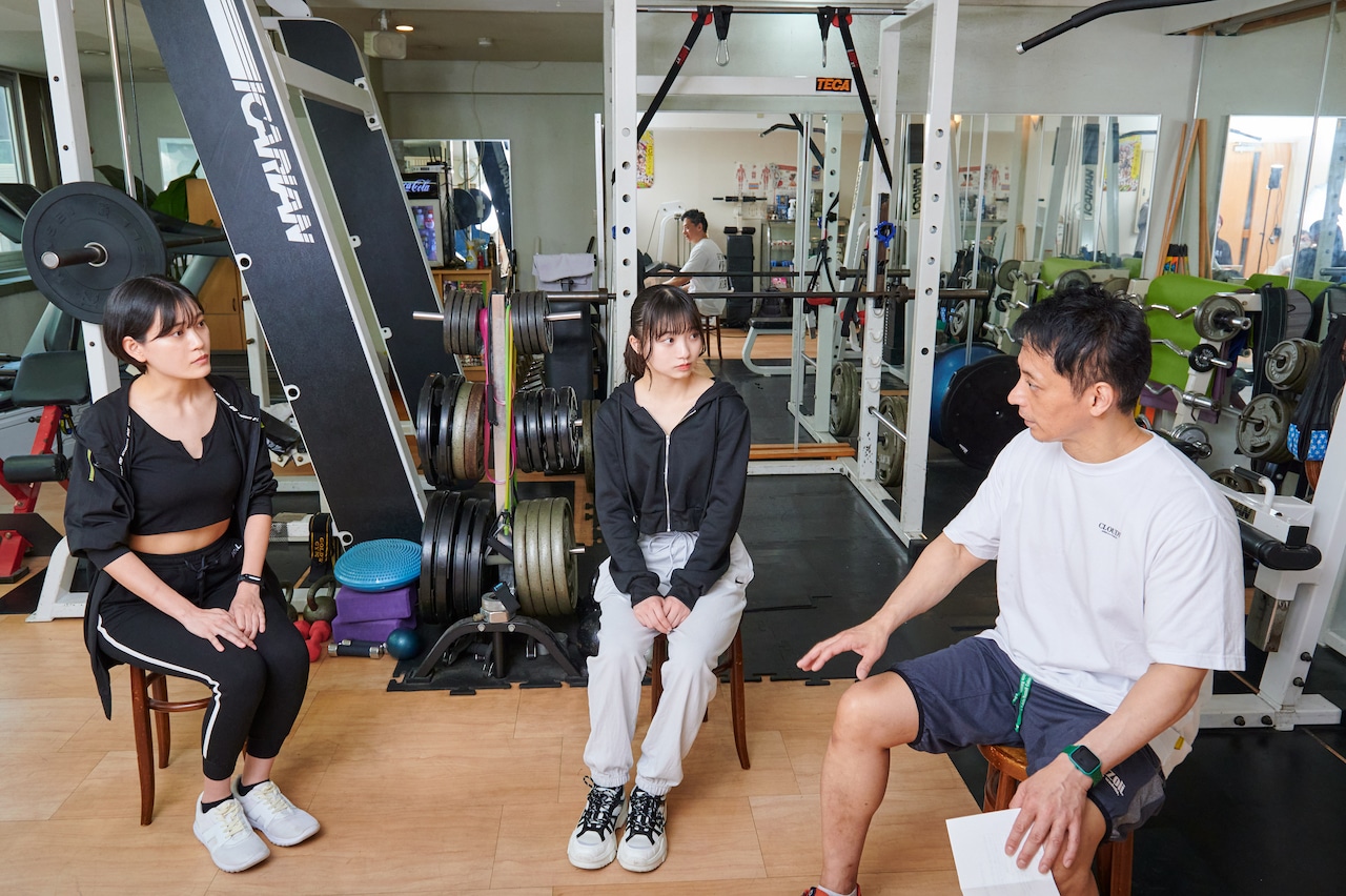 左からリチ、ナルハワールド（GANG PARADE、KiSS KiSS）、足立光先生。