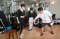 歩き方について指導する足立光先生。