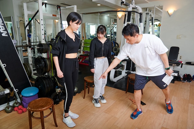 歩き方について指導する足立光先生。