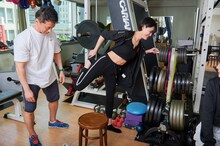 体を柔らかくするストレッチを実践するリチ。